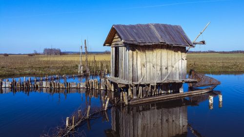 fisherman's hut old leave