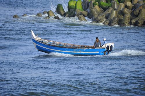 fishing boat perumathura beach trivandrum