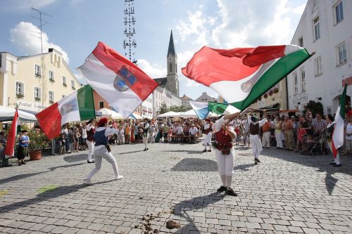 flag wavers marketplace waldkirchen