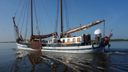 flat bottom boat sailing ship