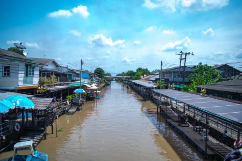 floating market district eight streamers bangkok pathum wan