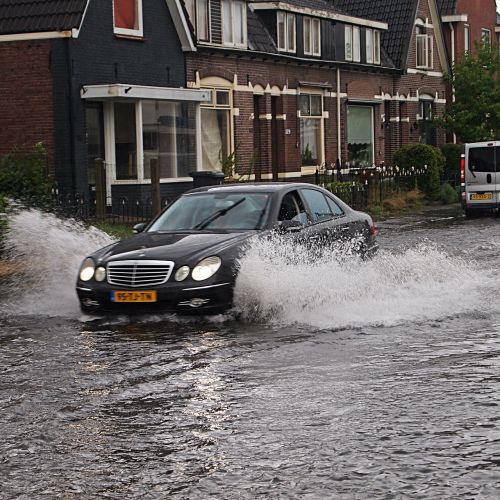 flood car waves
