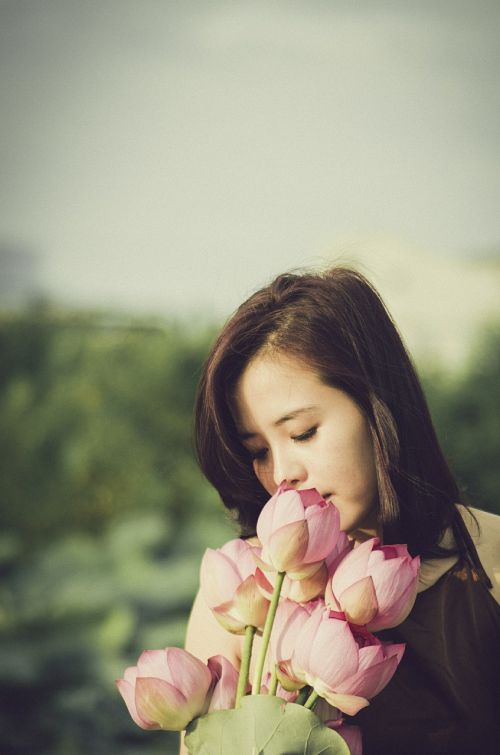 flower bouquet girl lotus