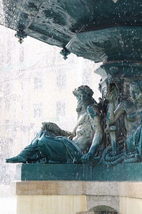 fontana statue monument