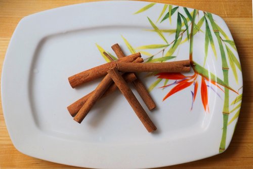 food  cinnamon  plate