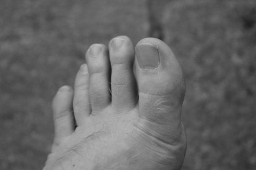 foot ten black and white