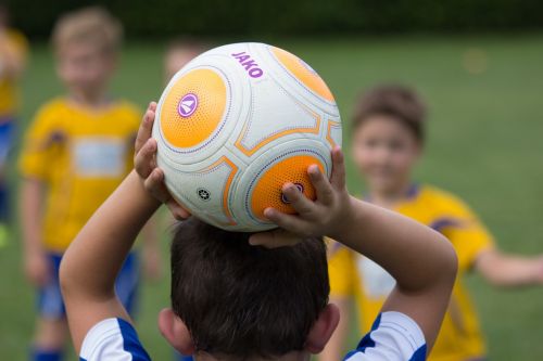 football bambini throw in