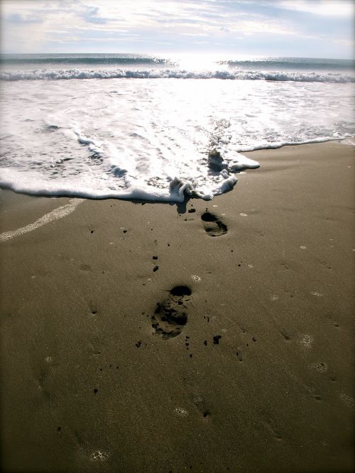 footprints beach philippines