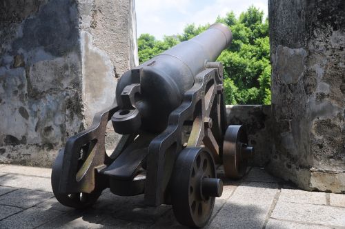 fort ruins cannon