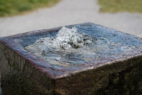 fountain water wet