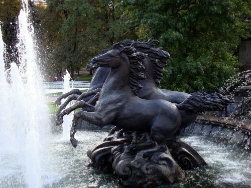 fountain horse aleksandrovskiy garden