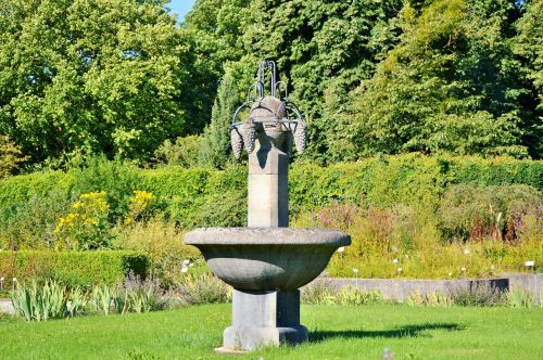 fountain deco stone figure