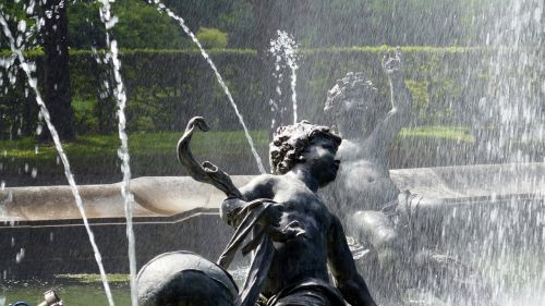 fountain water figures