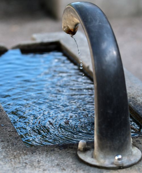 fountain drop of water windy