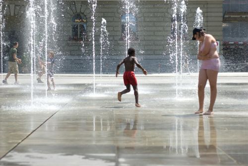 fountain kids play