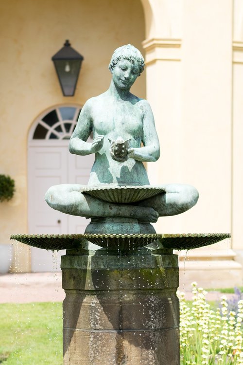 fountain  sculpture  water