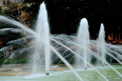 fountain water wet