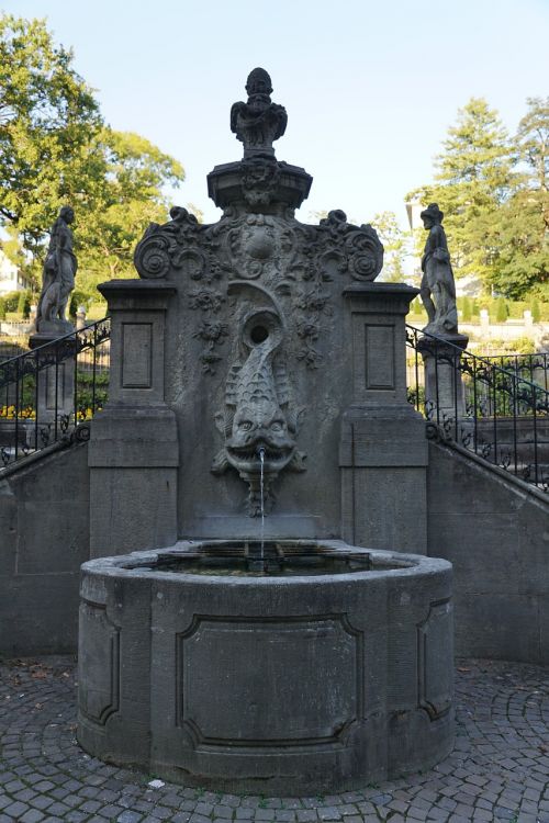 fountain water sculpture