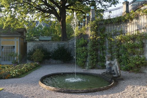 fountain water sculpture