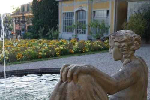 fountain water sculpture