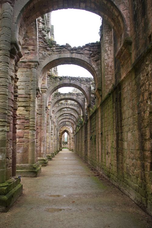 fountains abbey cistercian monastery ruin