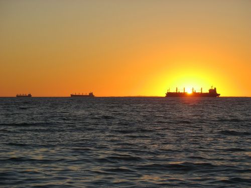 frachtschiff sunset lighting
