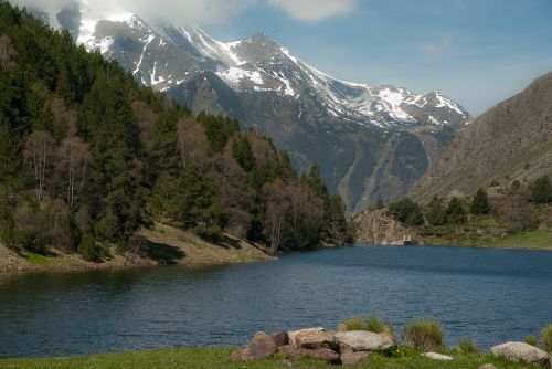 france pyrénées lake