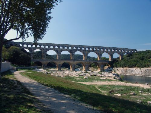 france water supply aqueducts