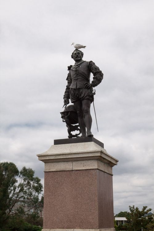 francis drake statue vice admiral