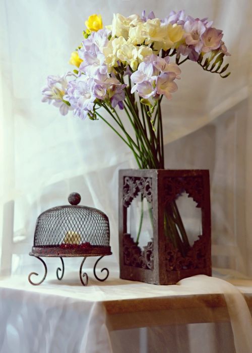 freesia stand decoration