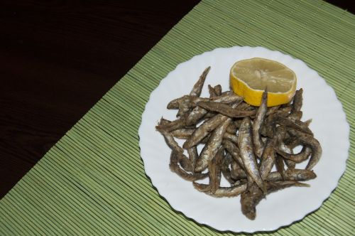 fried fish dish lemon