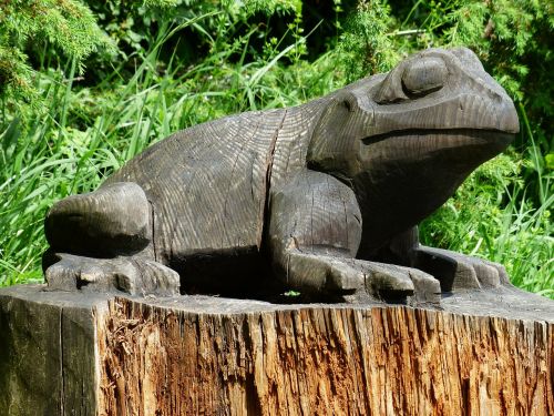 frog wood carving