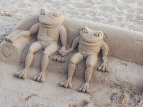 frog sofa sand