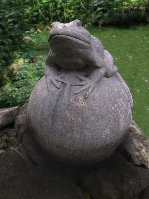 frog ball ceramic