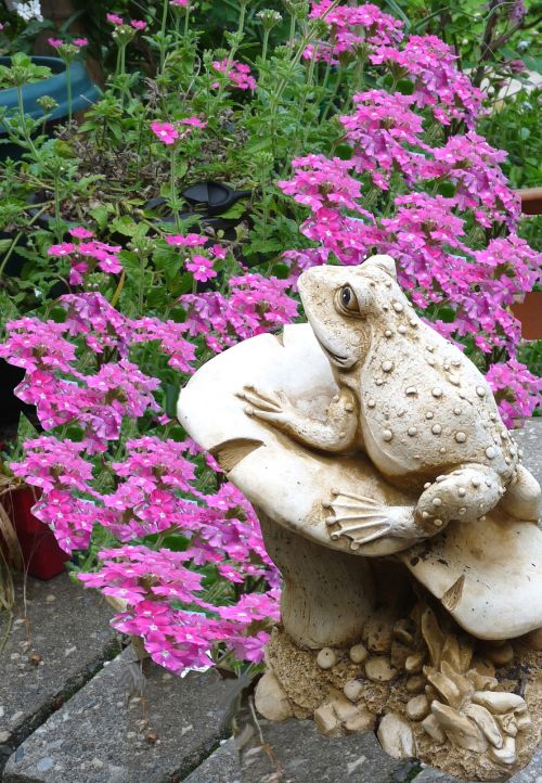 frog garden statue