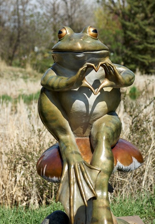 frog  heart  sculpture