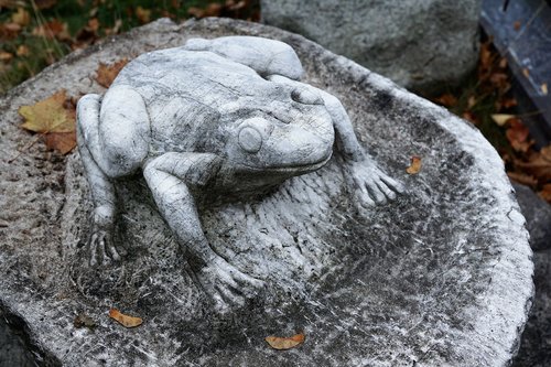 frog  stone  sculpture