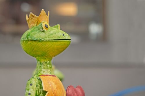 frog statue frog prince