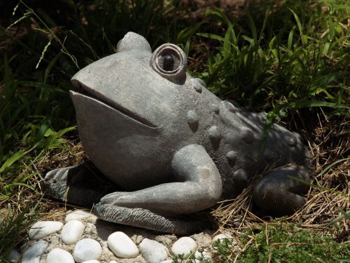 frog figure stone