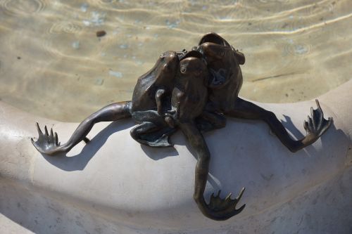 frog fountain sculpture