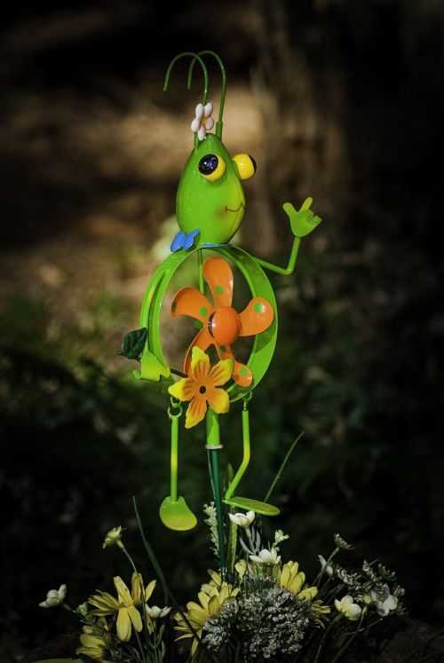 frog green yard art