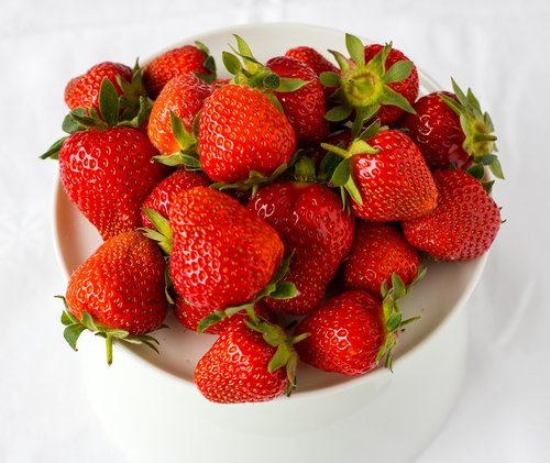 fruit  strawberries  eat
