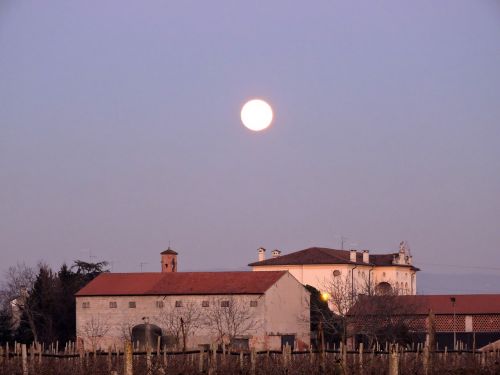 full moon house borgo