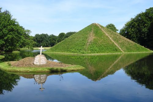 pyramid lake grave