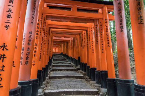 fushimi inari-taisha shrine kyoto japan