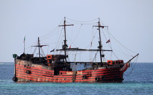 galleon ocean pirates