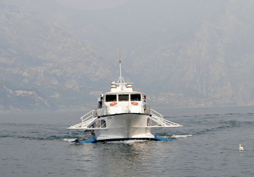 garda italy speed boat