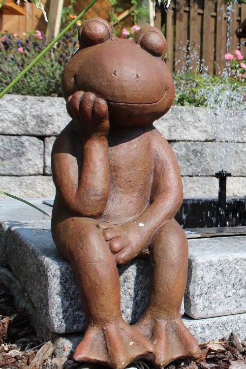 garden frog figure