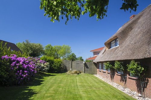 garden  thatched cottage  nordfriesland