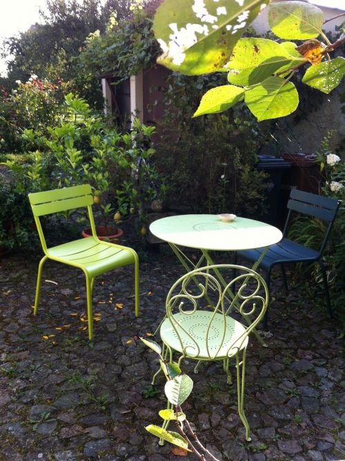 garden chairs table